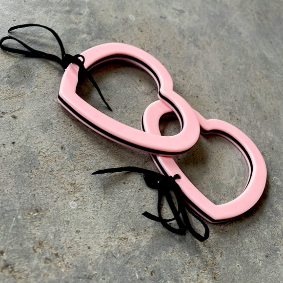 Vintage pair of Betsey Johnson pink black heart shaped bangles bracelets RARE - Picture 3 of 8